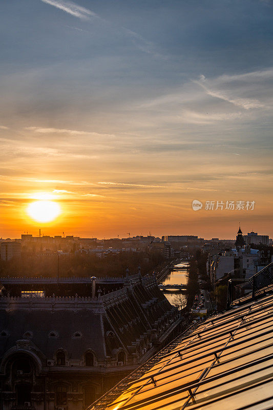 Sunset over Dâmbovița River in Bucharest